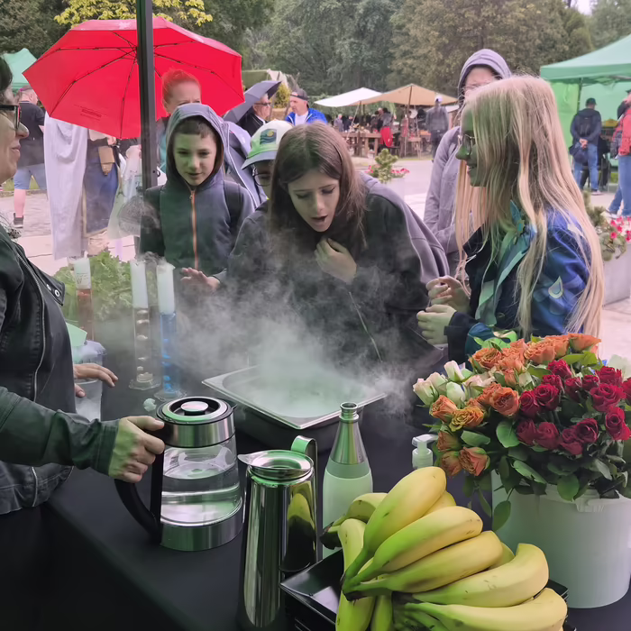 Pokaz lodów z ciekłym azotem na stoisku plenerowym