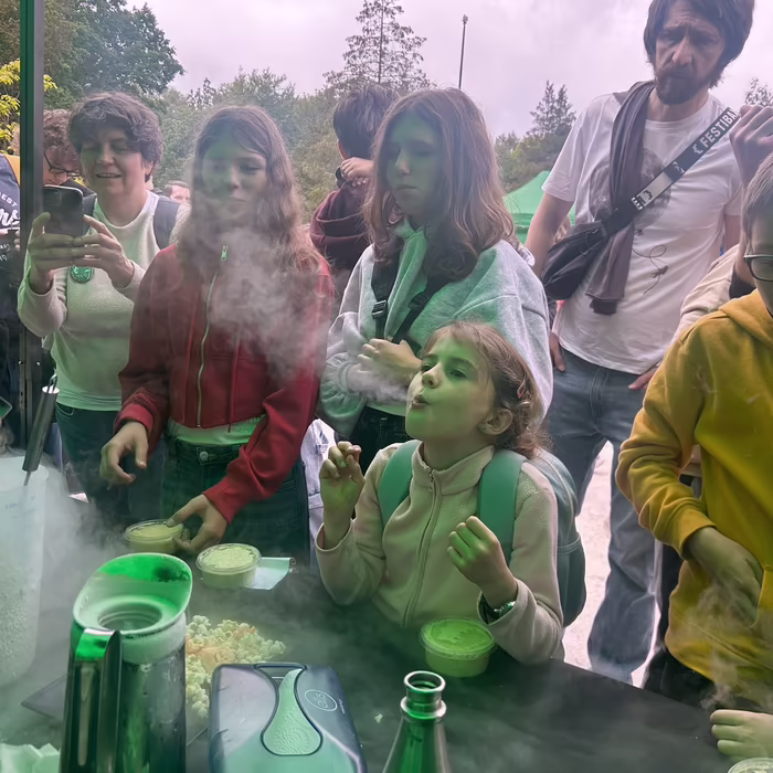 Uczestniczka warsztatów próbuje lodów zrobionych na miejscu